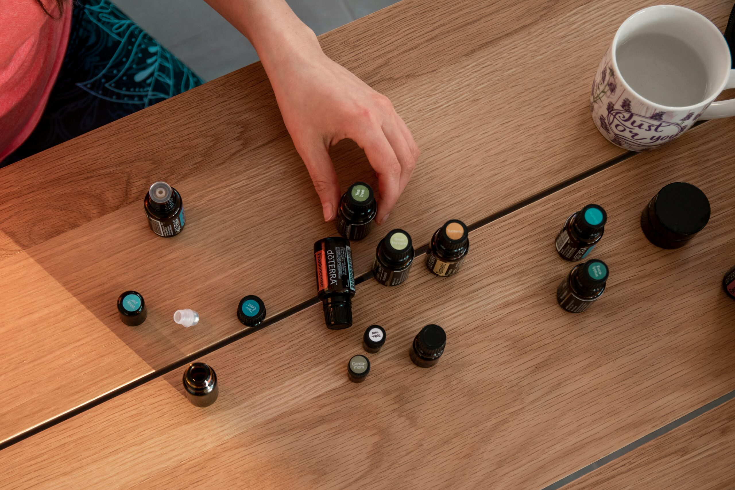 bottigliette oli essenziali su un tavolo